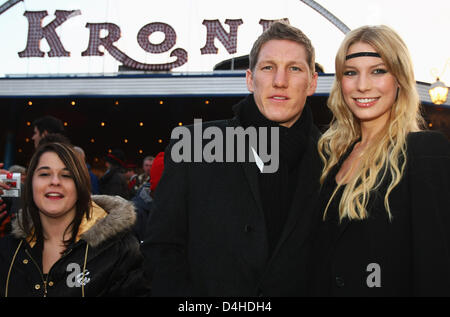 Fußball-Spieler der deutschen Fußball-Bundesliga-Fußball-Club Bayern München, Bastian Schweinsteiger (C) und seine Freundin, Sarah Brandner (R), kommen für den FC Bayern München Circus Gala 2008 im Circus Krone in München, Deutschland, 8. Dezember 2008. Foto: Alexander man Stockfoto