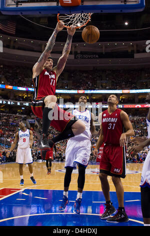 13. März 2013: Miami Heat Power Forwards Chris Andersen (11) tunkt den Ball während der NBA-Spiel zwischen den Miami Heat und die Philadelphia 76ers im Wells Fargo Center in Philadelphia, Pennsylvania. Die Miami Heat schlagen die Philadelphia 76ers, 98-94. Stockfoto