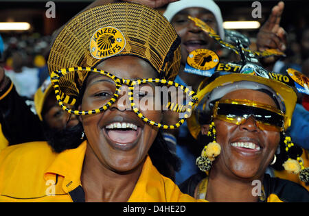 Fans von der lokalen Fußballmannschaft, die Kaizer Chiefs abgebildet sind Jubel während der Premier League Spiel gegen die Thunder-Zulu-Stars im Orlando Stadium in Soweto, Südafrika, 26. November 2008. Foto: Gero Breloer Stockfoto