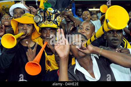 Fans von der lokalen Fußballmannschaft, die Kaizer Chiefs abgebildet sind Jubel während der Premier League Spiel gegen die Thunder-Zulu-Stars im Orlando Stadium in Soweto, Südafrika, 26. November 2008. Foto: Gero Breloer Stockfoto