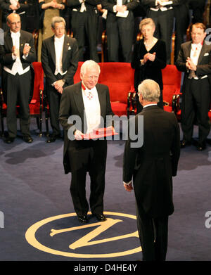 Schweden? s König Carl XVI. Gustaf (R) präsentiert deutsche Nobelpreisträger in Medizin, Harald Zur Hausen, mit dem Nobelpreis während einer Zeremonie im Konzerthaus in Stockholm, Schweden, 10. Dezember 2008. Heidelberg? s Virologe wird geehrt für seine Entdeckung der speziellen Viren, die Gebärmutterhalskrebs verursachen können. Alle Nobelpreise sind mit 10 Millionen schwedischen Kronen (knapp 1 m ausgestattet. Stockfoto