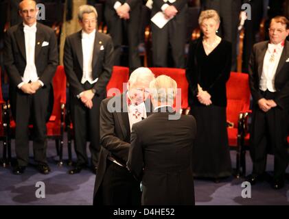 Schweden? s König Carl XVI. Gustaf (R) präsentiert deutsche Nobelpreisträger in Medizin, Harald Zur Hausen, mit dem Nobelpreis während einer Zeremonie im Konzerthaus in Stockholm, Schweden, 10. Dezember 2008. Heidelberg? s Virologe wird geehrt für seine Entdeckung der speziellen Viren, die Gebärmutterhalskrebs verursachen können. Alle Nobelpreise sind mit 10 Millionen schwedischen Kronen (knapp 1 m ausgestattet. Stockfoto