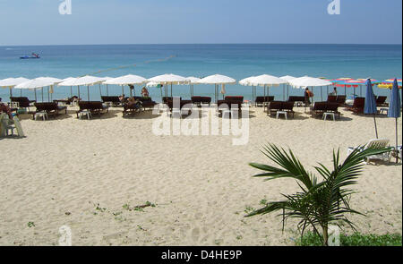 Das Bild zeigt menschenleere Surin Beach, die zu dieser Zeit des Jahres, in der Regel überfüllt ist auf Phuket, Thailand, 11. Dezember 2008. Der Tourismus-Branche steht vor verheerenden Folgen sieben Tage nach dem Ende der Opposition? s Blockade von Bankok? s zwei Flughäfen. Der Protest, der für eine Woche den Flugverkehr lahmgelegt hatte Thailand gestürzt? s Regierung. Dezember ist das Peak-Tourist-Meer Stockfoto