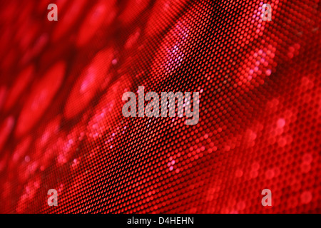 Seitlicher Blick auf einem LED-Bildschirm zeigt stilvolle rote Bild. Geringe Schärfentiefe für einen verschwommenen Effekt. Stockfoto