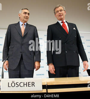 Vorsitzender der Elektrotechnik Riese Siemens, Peter Loescher (L) und Vorsitzender des Aufsichtsrats der Siemens AG, Gerhard Cromme, kommen für die Pressekonferenz in München, Deutschland, 15. Dezember 2008. Durch den Multi-Milliarden-Dollar Schmiergeld-Skandal hat Siemens 800 Millionen Dollar in den USA Zahlen. Foto: Frank Leonhardt Stockfoto