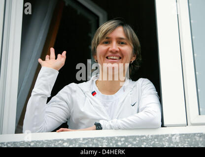 Das Bild zeigt deutsche Marathonläuferin Irina Mikitenko, geboren in Kasachstan, am Fenster ihres Hauses in Freigericht-Somborn, Deutschland, 10. Dezember 2008. Nach den Olympischen Spielen in Atlanta 1996 sie zog mit ihrer Familie nach Berlin und deutsche Staatsbürgerschaft. Sie wurde der erfolgreichste deutsche Leichtathletin und Olympiateilnehmerin des Jahres 2008 nach dem Sieg in London und Stockfoto