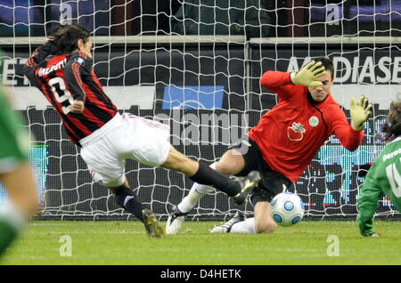 Wolfsburg? s Torwart Diego Benaglio (R) und Mailand? s Stürmer Filippo Inzaghi gesehen in Aktion während der UEFA-Cup Spiel AC Mailand Vs VfL Wolfsburg am San Siro Stadion in Mailand, Italien, 17. Dezember 2008. Die Teams gebunden 2-2. Foto: Jochen Luebke Stockfoto