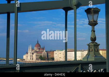 Des ungarischen Parlaments in Budapest, gesehen durch die Ketten der Kettenbrücke Stockfoto