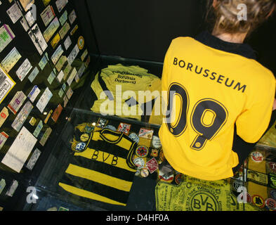 Mitarbeiter des Museums Katharina auf deutsche Bundesliga abgebildet Verein Borussia Dortmund? s Club Museum? BORUSSEUM? in Dortmund, Deutschland, 18. Dezember 2008. Der Club öffnet das Museum am 19 Dezember auf seinen 99. Geburtstag. Foto: FRANZ-PETER TSCHAUNER Stockfoto