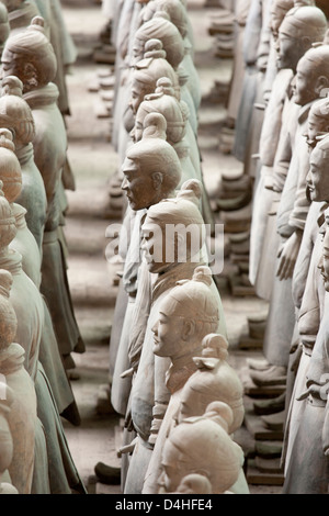 Reihen von Terrakotta-Krieger auf dem Display auf dem Museumsgelände in Xi-China Stockfoto