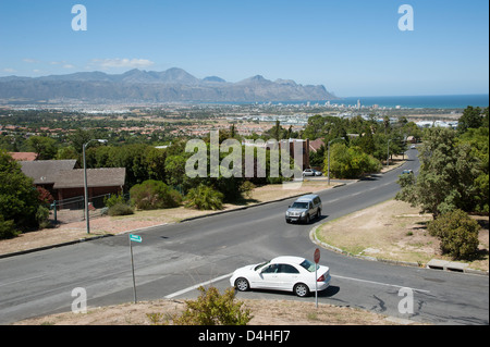 Somerset West ein Wohngebiet in der Western Cape Südafrika gesehen, mit Blick auf die Hottentotten-Berge Stockfoto