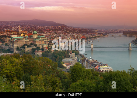 Ein Sonnenaufgang Blick über Budapest, Blick von der Zitadelle in Richtung der Hauptstadt entfernt Stockfoto