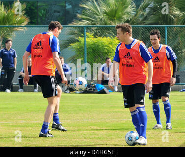 Deutschen Bundesligisten Hamburger SV? s (L-R), Bastian Reinhardt, Ivica Olic und Piotr TRochowski im Bild während des Trainings im Club in Dubai, Vereinigte Arabische Emirate, 4. Januar 2009. Olic wird Bundesliga Rekord Meister FC Bayern München auf kostenlosen Transfer im Sommer 2009 beitreten. Hamburg bereitet für die Secon die Hälfte der Bundesliga-Saison im Trainings-Camp bis zum 07 Januar. Foto: S Stockfoto