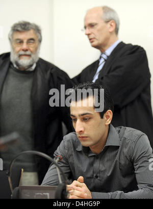 Beklagten Ahmad Sobair O C Und Seine Anwalte Thomas Bliwier L Und Hartmut Jacobi R Sind In Das Dock An Die So Genannten Ehrenmorde Studie In Hamburg Deutschland 16 Dezember 2008 Die So