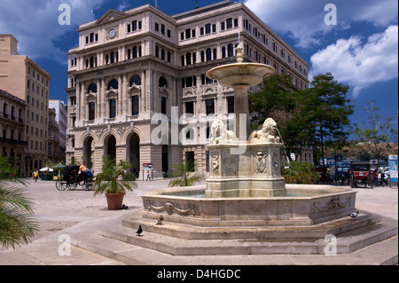 Die vor kurzem restaurierte Plaza Vieja in Alt-Havanna, Kuba Stockfoto