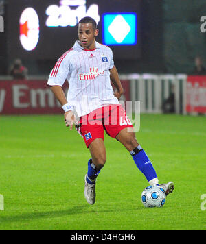 Dennis Aogo der Hamburger SV ist in Aktion beim Freundschaftsspiel gegen AC Mailand im Siebener-Stadion in Dubai, Vereinigte Arabische Emirate, 6. Januar 2009 dargestellt. Milan besiegte Hamburg im Elfmeterschießen 5: 4. Foto: Stefan Puchner Stockfoto