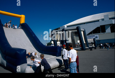 Dallas Texas USA Pre Spiel American Football Fans außerhalb Stadion Kinder spielen am aufblasbare Rutsche Stockfoto