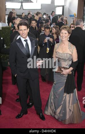 US-Schauspieler Tom Cruise und seine Mutter Mary Lee Mapother kommen für die 66th Annual Golden Globe Awards im Beverly Hilton Hotel in Beverly Hills, Kalifornien, USA, 11. Januar 2009. Die Golden Globes Ehre Exzellenz in Film und Fernsehen. Foto: Hubert Boesl Stockfoto
