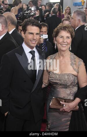 US-Schauspieler Tom Cruise und seine Mutter Mary Lee Mapother kommen für die 66th Annual Golden Globe Awards im Beverly Hilton Hotel in Beverly Hills, Kalifornien, USA, 11. Januar 2009. Die Golden Globes Ehre Exzellenz in Film und Fernsehen. Foto: Hubert Boesl Stockfoto