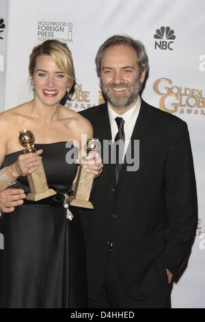 Britische Schauspielerin Kate Winslet und ihr Ehemann Regisseur Sam Mendes stellen im Presseraum an der 66th Annual Golden Globe Awards im Beverly Hilton Hotel in Beverly Hills, Kalifornien, USA, 11. Januar 2009. Die Golden Globes Ehre Exzellenz in Film und Fernsehen. Foto: Hubert Boesl Stockfoto