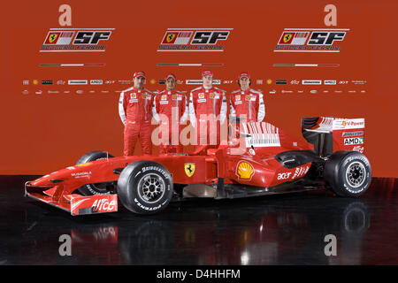 Test-Piloten Marc Gene (L) und Luca Badoer (R) und Rennen Fahrer Felipe Massa (2 L) und Kimi Räikkönen von? Scuderia Ferarri? Stellen Sie hinter dem neuen Ferrari F60 Formel1 Wagen für die kommende Saison 2009 in Mugello, Italien, 12. Januar 2009. Foto: Ferrari Stockfoto