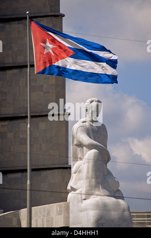 Kubanische Flagge und Statue von Jose Marti, im Placa de Revolucion, Havanna, Kuba Stockfoto