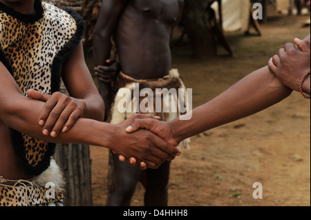 Menschen, nahaufnahme, Hand, grüßen, KwaZulu-Natal, Südafrika, Händeklatschen, Demonstration, Begrüßung, traditioneller Zulu-Handschlag, Ethnic, Shakaland Stockfoto