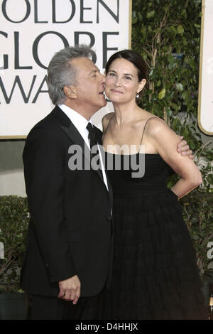 US-Schauspieler Dustin Hoffman und seine Frau Lisa Gottsegen kommen für die 66th Annual Golden Globe Awards im Beverly Hilton Hotel in Beverly Hills, Kalifornien, USA, 11. Januar 2009. Die Golden Globes Ehre Exzellenz in Film und Fernsehen. Foto: Hubert Boesl Stockfoto