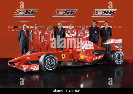 Motor-Chef Gilles Simon (L-R), Testfahrer Marc Gene, Race-Pilot Felipe Massa, team principal Stefano Domenicali, Rennfahrer Kimi Räikkönen, test Fahrer Luca Badoer, senior Aerodynamik Designer Nikolas Tombazis und Chef-Designer Aldo Costa von? Scuderia Ferarri? Stellen Sie hinter dem neuen Ferrari F60 Formel1 Wagen für die kommende Saison 2009 in Mugello, Italien, 12. Januar 2009. Phot Stockfoto