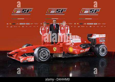 Brasilianische Vize Weltmeister 2008 Felipe Massa (L), Teamkollege finnische Kimi Räikkönen (R) und team wichtigsten Stefano Domenicali (C) des? Scuderia Ferarri? hinter dem neuen Ferrari F60 Formel1 Wagen für die kommende Saison 2009 während der Teampräsentation in Mugello, Italien, 12. Januar 2009 darstellen. Foto: Ferrari handout Stockfoto