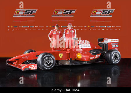 Brasilianische Vize World Champion 2008 Felipe Massa (L) und Teamkollege finnische Kimi Räikkönen von? Scuderia Ferarri? hinter dem neuen Ferrari F60 Formel1 Wagen für die kommende Saison 2009 während der Teampräsentation in Mugello, Italien, 12. Januar 2009 darstellen. Foto: Ferrari handout Stockfoto