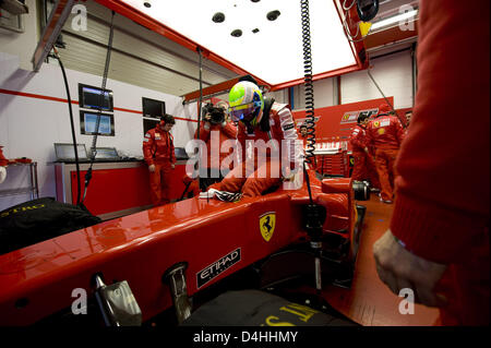 Felipe Massa, brasilianischer Vize World Champion 2008 von? Scuderia Ferarri? Schritte in das Cockpit des neuen Ferrari F60 Formel1 Autos für die kommende Saison 2009 in Mugello, Italien, 12. Januar 2009. Foto: Ferrari handout Stockfoto