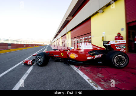 Felipe Massa, brasilianischer Vize World Champion 2008 von? Scuderia Ferarri? fährt der neue Ferrari F60 Formel1 Wagen für die Saison 2009 auf der Boxengasse Mugello-Rennstrecke, Italien, 12. Januar 2009. Foto: Ferrari handout Stockfoto