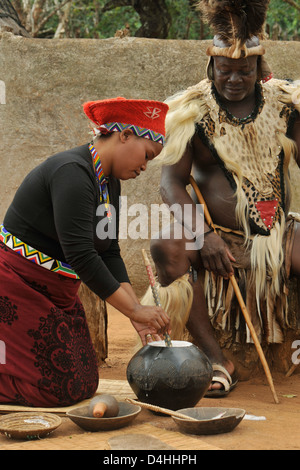 Ethnische Kultur, Menschen, Zulu Ehefrau serviert traditionelles afrikanisches Bier an Chief, Shakaland, Südafrika, Essen, Getränke, Erwachsener Mann, junge Frau, Paar Stockfoto
