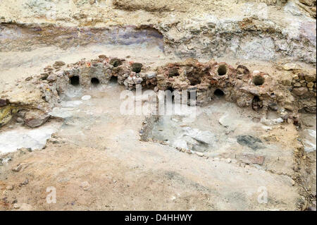 Ein undatiertes Datei Foto zur Verfügung gestellt von der ägyptischen archäologischen Behörden zeigt eine archäologische Ausgrabungsstätte in der Nähe der Küstenstadt Ain al-Sukhna, Ägypten, 13. Januar 2007. Archäologen des französischen Instituts für orientalische Archäologie in Ain al-Sukhna fanden die Ruinen einer mehr als 4500 Jahren Schiffbau-Werft. Die Ergebnisse scheinen darauf hinzudeuten, dass Ain al-Sukhna gespielt Stockfoto