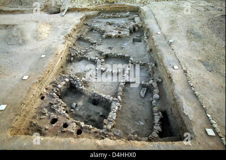 Eine undatierte Datei Foto zur Verfügung gestellt von der ägyptischen archäologischen Behörden zeigt eine archäologische Ausgrabungsstätte in der Nähe der Küstenstadt Ain al-Sukhna, Ägypten, 13. Januar 2007. Archäologen des französischen Instituts für orientalische Archäologie in Ain al-Sukhna fanden die Ruinen einer mehr als 4500 Jahren Schiffbau-Werft. Die Ergebnisse scheinen, vorzuschlagen, dass Ain al-Sukhna playe Stockfoto