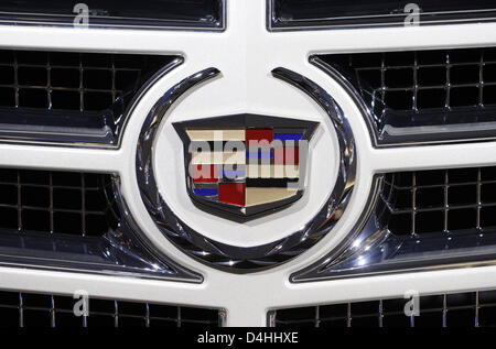 Eine Cadillac Escalade Hybrid-Mütze mit Logo ist auf der North American International Auto Show (NAIAS) in Detroit, USA, 13. Januar 2009 abgebildet. Foto: MARIJAN MURAT Stockfoto
