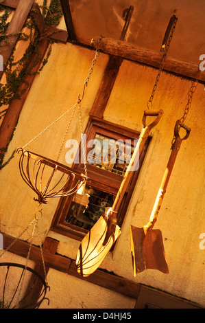 Travel Shopping, gebrauchte Werkzeuge zum Verkauf im Tourist Shop, Parys, Südafrika, alte Ausrüstung, Gartendekorationen, Gesprächsstoff, Warenpräsentation Stockfoto