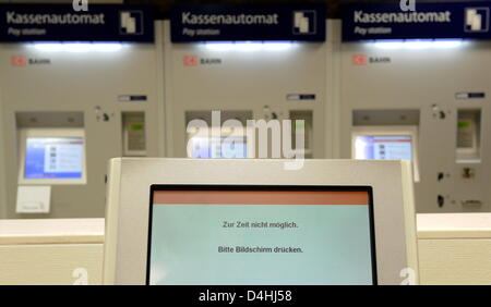 Die Nachricht auf einem Ticket Maschinendisplay liest? Derzeit nicht verfügbar. Bitte drücken Sie Display.? bei einem deutschen Bahn (DB) Reisezentrum der central Station in Hamburg, Deutschland, 14. Januar 2009. Eine Aufschlüsselung des Computersystems DB führte zu nationalen Verzögerungen und viel Ärger unter den DB-Kunden. Aufgrund eines Netzwerkfehlers waren Fahrkartenautomaten außer Betrieb, während custome Stockfoto