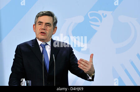 Der britische Premierminister Gordon Brown spricht während einer gemeinsamen Pressekonferenz mit Bundeskanzlerin Merkel (unsichtbaren) bei der Staatskanzlei in Berlin, Deutschland, 15. Januar 2009. Foto: GERO BRELOER Stockfoto