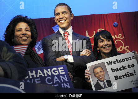 Zwei US-Demokraten aus Berlin mit der Wachsfigur von den neuen soon to be President Barack Obama, fünf Tage vor seinem Amtsantritt bei Madame Tussaud posieren? s in Berlin, Deutschland, 15. Januar 2009. Eine Abbildung von Bundeskanzlerin Merkel steht neben Obama in den Ausstellungsräumen an? Unter Höhle Linden?. Foto: RAINER JENSEN Stockfoto