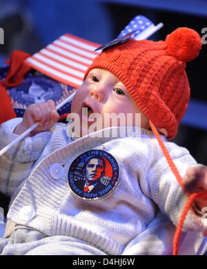 Vier Monate altes Baby Dorian der U.S.-Demokrat Dyane Neiman (unsichtbaren) bei Madame Tussaud abgebildet ist? s wo eine Wachsfigur von bald-zu-sein neuer Präsident Barack Obama wird präsentiert in Berlin, Deutschland, 15. Januar 2009. Foto: RAINER JENSEN Stockfoto
