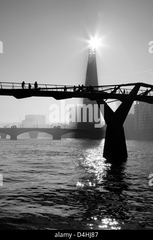 Neblige Sicht auf die Themse, die MIllennium Bridge, die Scherbe und Southwark Bridge, Bankside, UK Stockfoto