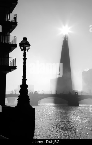 Neblige Sicht auf die Themse zu Southwark Bridge und die Scherbe, Southwark, UK Stockfoto