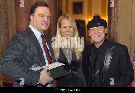 Alexander Prince Schaumburg-Lippe (L), seiner Frau Nadja (C) und Klaus Meine (R), lead-Sänger der deutschen Hardrock-Legende Scorpions, Pose während seiner Geburtstagsfeier auf Schloss Bueckeburg, Deutschland, 16. Januar 2009. Der Prinz feierte seinen 50. Geburtstag mit rund 200 Gästen. Foto: Peter Steffen Stockfoto