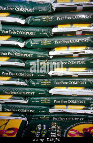 Taschen von kostenlosen torfokompostom im Gartencenter Stockfoto