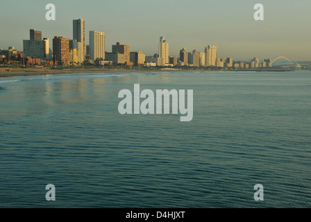 Durban, KwaZulu-Natal, Südafrika, am frühen Morgen, am Strand Skyline, Hotels, Stadt, Landschaft, Meerblick Stockfoto