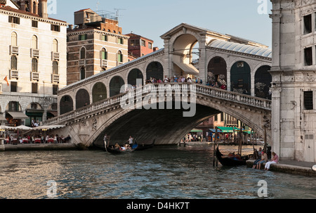 Eine Gondel, die unter der berühmten Rialtobrücke über den Canale Grande in Venedig, Italien, vorbeifährt, entworfen von Antonio da Ponte und 1591 fertiggestellt Stockfoto