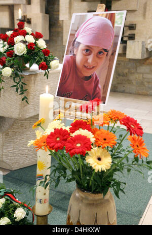 Ein Foto von Kardelen und Blumen stehen in der Elisabethenkirche in Paderborn, Deutschland, 23. Januar 2009. Schüler, Lehrer und Eltern drücken ihr Mitgefühl für die Familie des ermordeten acht-jährige Kardelen in eine Trauerfeier gibt. Eine Woche nach der Entdeckung von Kardelen? s Körper, gibt es noch keine heiße Spur in den Untersuchungen. Foto: Friso Gentsch Stockfoto