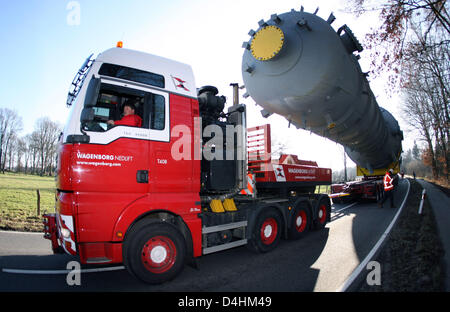 Ein Schwertransport Fahrzeug (88 Meter lang und 413 Tonnen schwere) auf einer Straße in Haseluenne, Deutschland, 25. Januar 2009 aufgenommen. Die Fahrzeuge mussten wegen eines technischen Defekts nach nur drei Kilometer zu stoppen. Nach Polizei Angaben, eine gebogene Deichsel der schwerste aller zusammen drei Fahrzeuge, die im Konvoi fuhren, musste ersetzt werden. Die Lastkraftwagen vermitteln Teile f Stockfoto